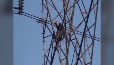 Parasını alamayınca yüksek gerilim hattına çıktı