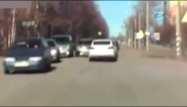 Gaz pedalı sıkışan araç trafiğe daldı