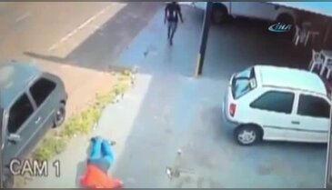 Başına attığı taşla yere yıktı: Hem de yapan bir çocuk