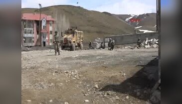 Yüksekova'daki METİ Timi sokaklarda didik didik patlayıcı arıyor