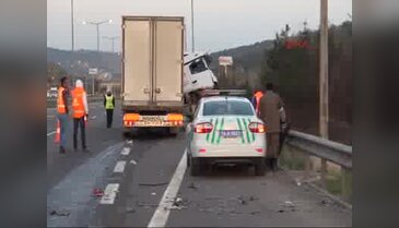Kamyona ve bariyerlere çarpan TIR'ın sürücüsü öldü