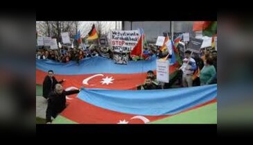 Azerbaycanlılar, Berlin'e gelen Sarkisyan'ı protesto etti