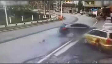 Araçlar yayaların arasına daldı