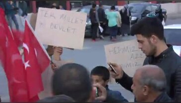 Ermenistan bayrağı ateşe verildi