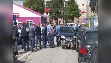 Uyuşturucu şüphelisi polis aracına çarpınca yakalandı
