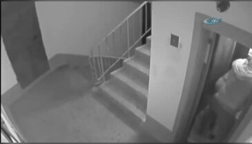 Yaşlı adamı asansörde gasp ettiler