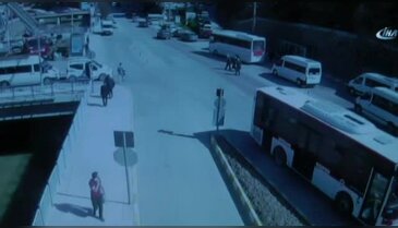 Kayaların altında kalmaktan saniyelerle kurtuldular!