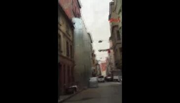 İstanbul Beyoğlu'nda binanın çökme anı kamerada