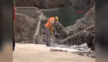 Beton dökülen plajda yıkım