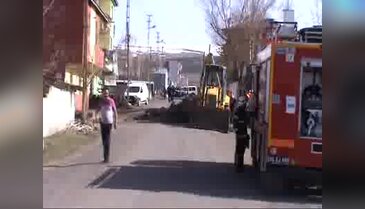 Ardahan'da kepçe doğalgaz borusunu patlattı