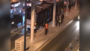 Metrobüsün altında kalan seyyar satıcı hayatını kaybetti