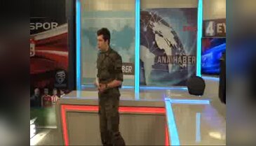 Ana haber bültenini özel harekat üniformasıyla sundu