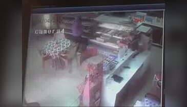 Karnını doyurduğu genç cep telefonunu çaldı