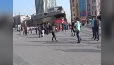 Bıçaklı genç kız Taksim Meydanı'nı karıştırdı
