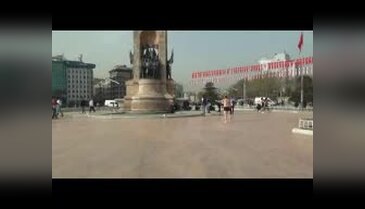 Taksim Meydanı'nda çıplak eylem
