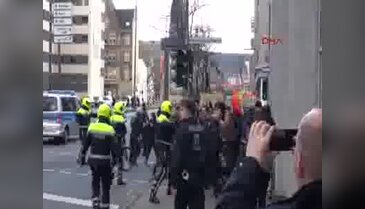 Almanya'da taşkınlık yapan PKK yandaşlarına polis müdahale etti