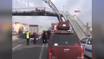 Seyir halindeki Tır'ın açılan dorsesi üst geçide çarptı