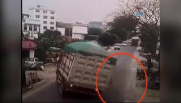 Küçük çocuk bir anda kamyonun önüne fırladı
