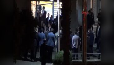 Başbakan Davutoğlu Şanlıurfa'da ezilme tehlikesi geçirdi