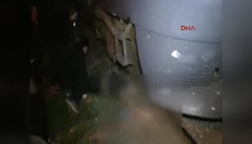 Motosikletteki 2 genç, yolcu treninin altında kalarak öldü