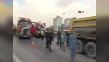 İstanbul'da zincirleme kaza nedeniyle trafik kilitlendi