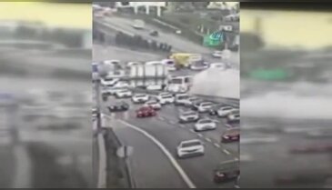 13 aracın birbirine girdiği kaza kamerada