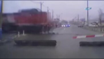 Kulaklıkla ilerlerken trenin altında kaldı