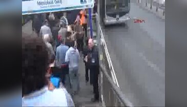 İstanbul'da metrobüs durağında hareketlilik