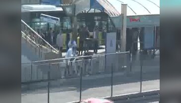 İstanbul'da metrobüs durağında hareketlilik -2