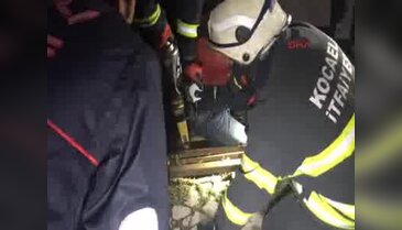 Ayağı mazgala sıkışan gencin itfaiye kurtardı