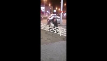Öfkeli rahip boynundaki haçla sokak ortasında adam dövdü