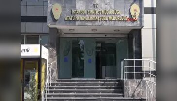 Uçakta hırsızlık yapmaya teşebbüs eden yolcular kabin memurlarının dikkati sayesinde yakalandı