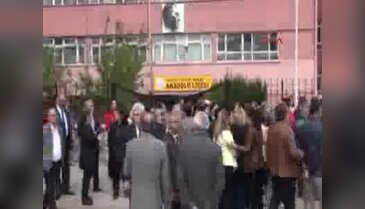 Halk oyunlarına "zina" diyen müdür yardımcısı protesto edildi