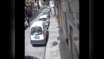 Bursa'da uyuşturucu bağımlısı gencin ilginç halleri kamerada