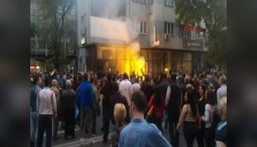 Üsküp'te eylemciler cumhurbaşkanlığı ofisini ateşe verdi