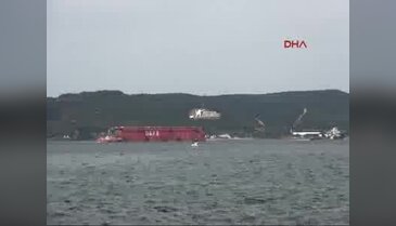 Yüzer havuz Çanakkale Boğazı'ndan geçti