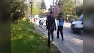 Eşinin evden kovduğu kadın parkta uyudu