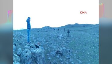 Çocuklar, operasyona gitmek için köylerinden geçen Mehmetçik'i böyle karşıladı