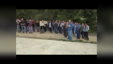 İşten atılan 8 işçi ve aileleri, fabrika önünde eylem yaptı