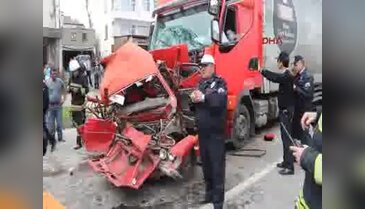 İki TIR'ın arasında kalan otomobil sürücüsü feci şekilde can verdi