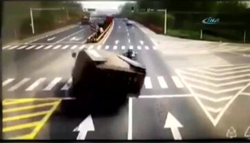 Çakıl yüklü kamyon üzerlerine devrildi!