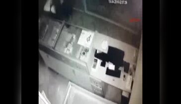 Yüzlerini tişörtle kapatan hırsızlık şüphelileri kamerada