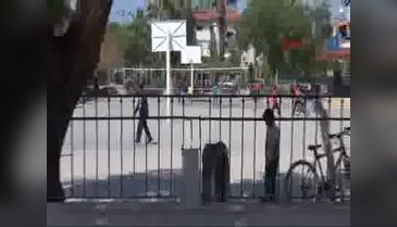 Okul korkuluk demiri bacağına saplandı