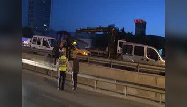 İstanbul'da araç takla attı, trafik kapandı