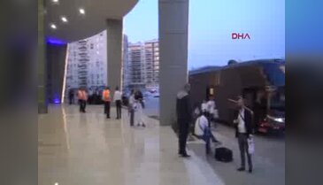 Açılış maçında oyunculara saldırdılar