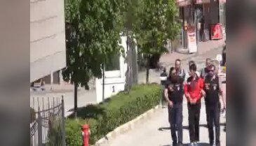 Babasına sandalye ile vuran adamı bıçaklayarak öldürdü