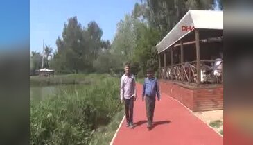 Yeni elleriyle balıklara yem attı