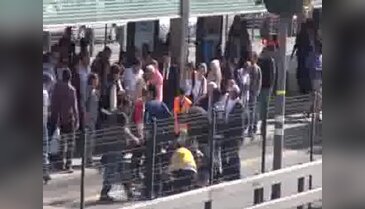 Metrobüs yoluna düşen kadını şoförün dikkati kurtardı