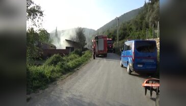 Bursa'da ahırda çıkan yangın TIR'ı ve samanları kül etti