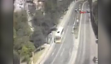 Taksinin otobüse çarpma anı kamerada